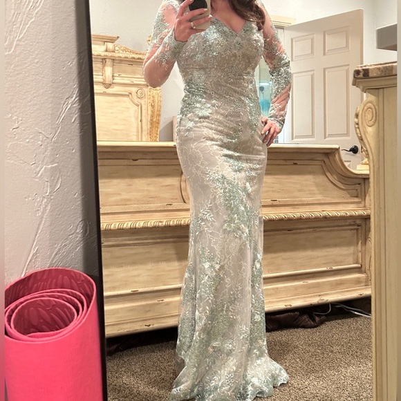 MAC DUGGAL Style: 67539 V NECK
ILLUSION LONG SLEEVE GOWN. Size 2. Worn once - Picture 2 of 8